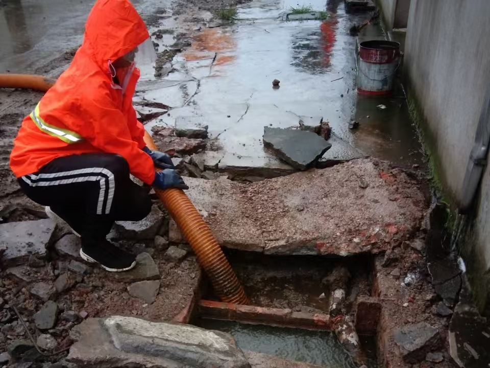 新邱专业清理污水池 炜誉市政以规范流程守护城市 “肠道”