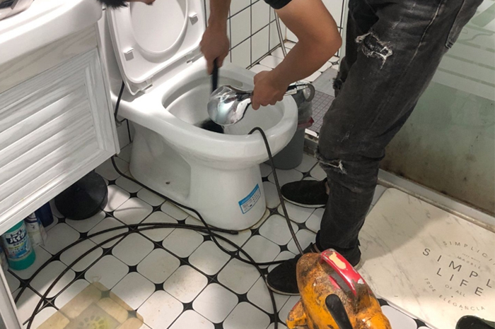 新邱马桶堵塞自己疏通还是找师傅？专业上门服务让你省时更省心