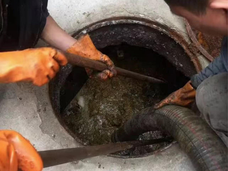 新邱清理化粪池时如何避免沼气的危害？